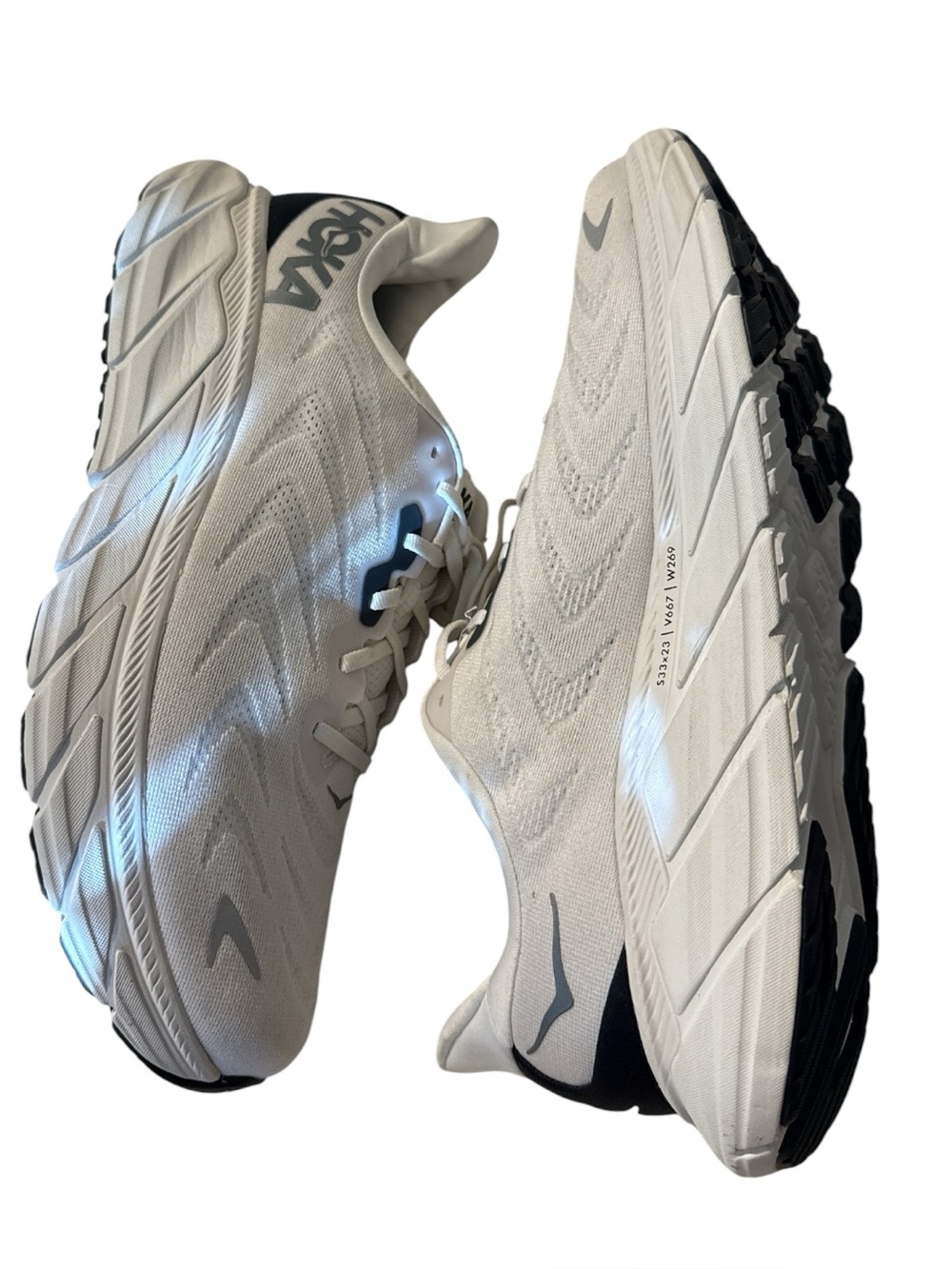 Hoka- Men’s Arahi 6 in White size 12 2E